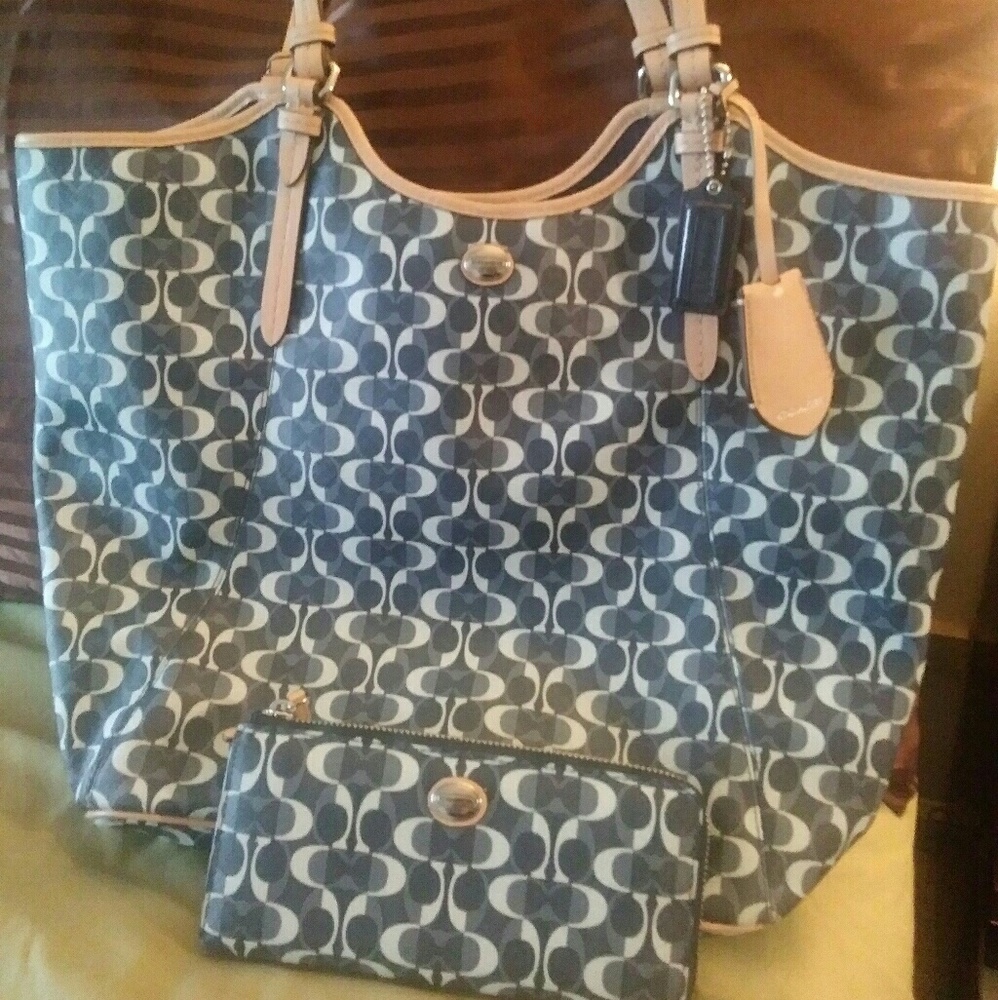 Authentic Coach Tote W/Matching Wallet